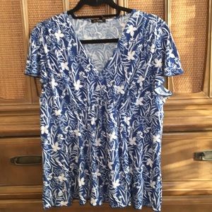 Daisy Fuentes V neck fancy tee shirt